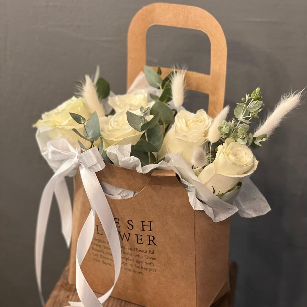 Белые розы в красивом оформлении «Любимой» маме , сестре, подруге , коллеге, на день рождения