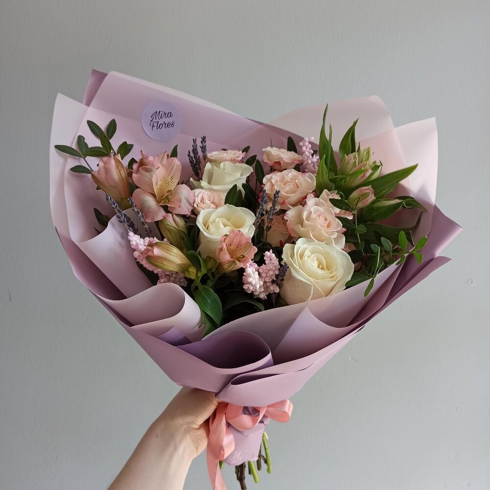 Букет из кустовых роз, роз, альстромерии, лаванды и сорго