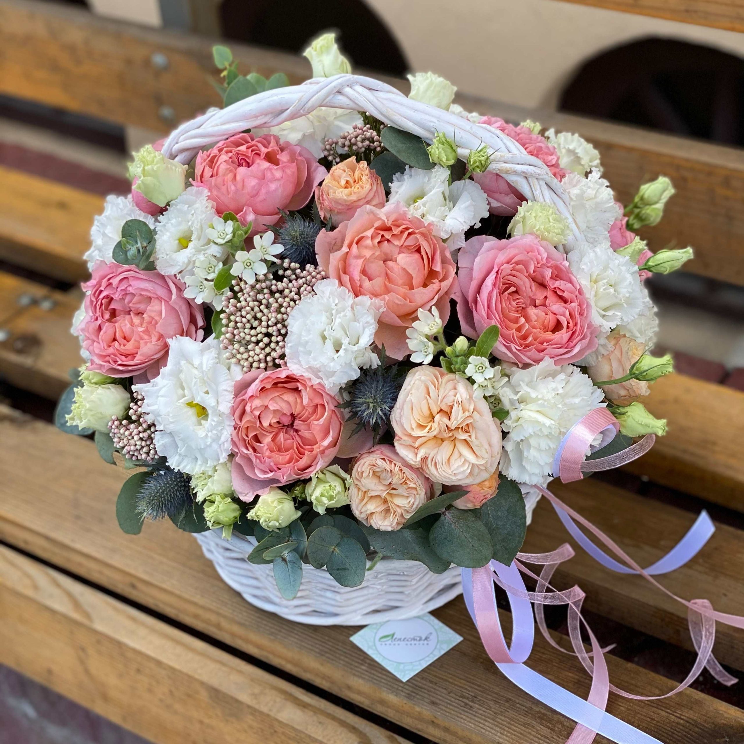 Круглая корзина из пионовидных роз, белых гвоздик и махровых лизиантусов